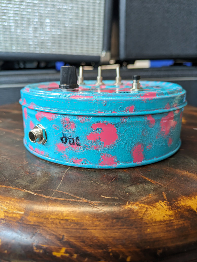 JTH Electronics 3-Pickup Piezo Noisebox "Skull" Blue/PinkRelic (5.5x5.5x2")