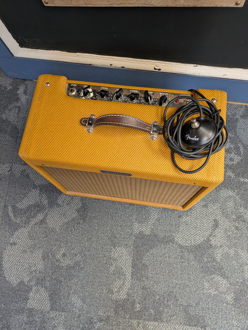 Fender Blues Junior 15-Watt 1x12" Tube Amp Lacquered Tweed w/Cover & Footswitch