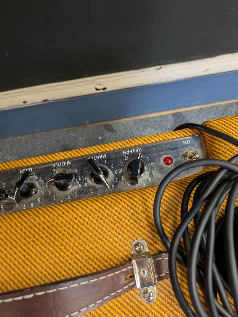 Fender Blues Junior 15-Watt 1x12" Tube Amp Lacquered Tweed w/Cover & Footswitch