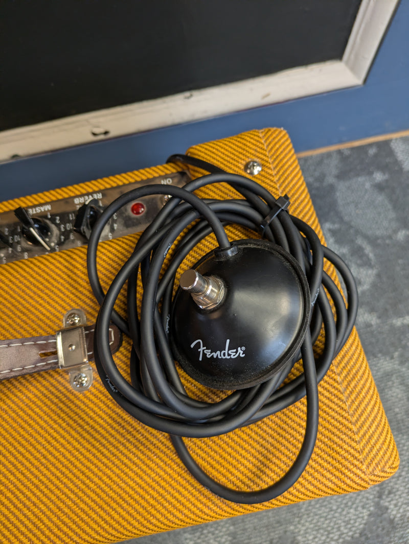 Fender Blues Junior 15-Watt 1x12" Tube Amp Lacquered Tweed w/Cover & Footswitch